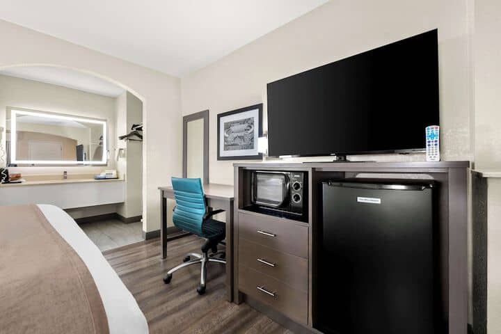 Room 11 of 24